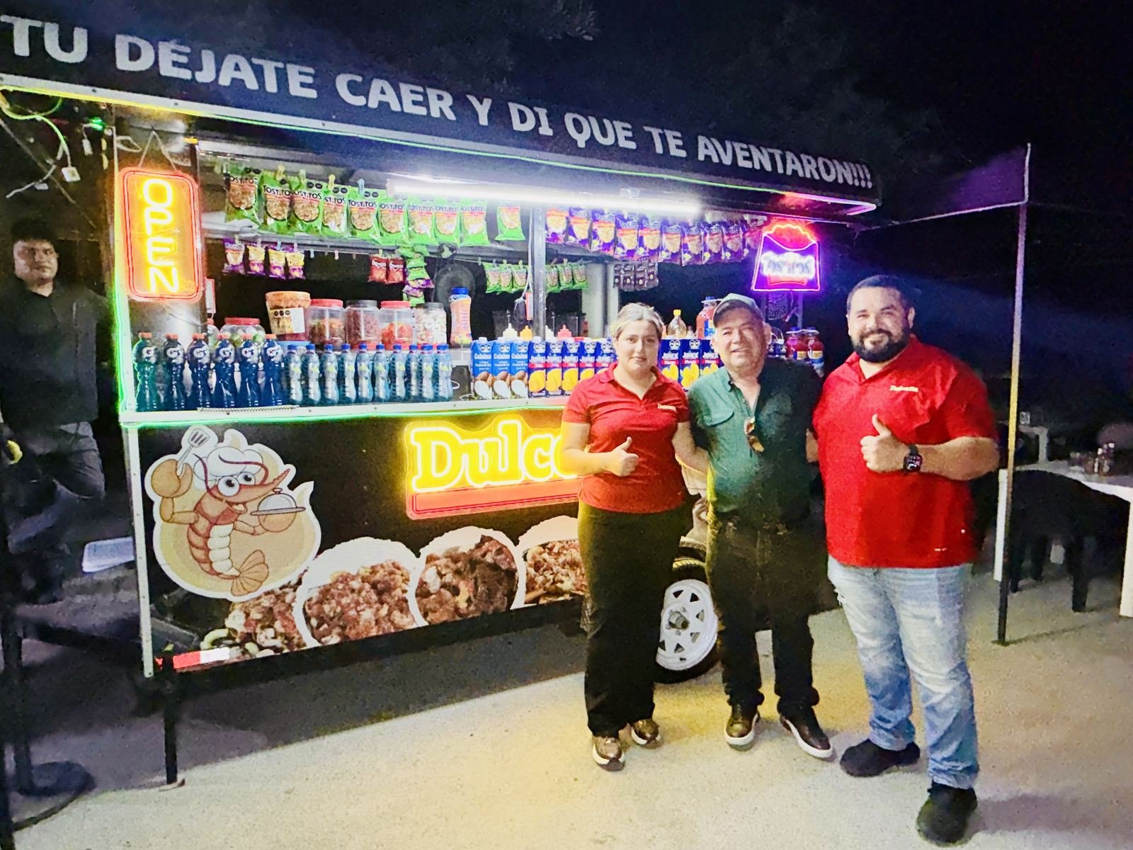 Personas frente al puesto de Dulcetta durante la actividad.