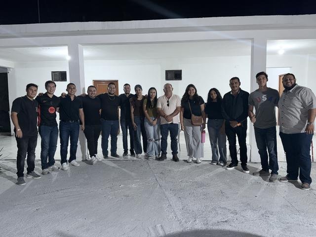 Fotografía grupal de los participantes en la reunión con jóvenes.