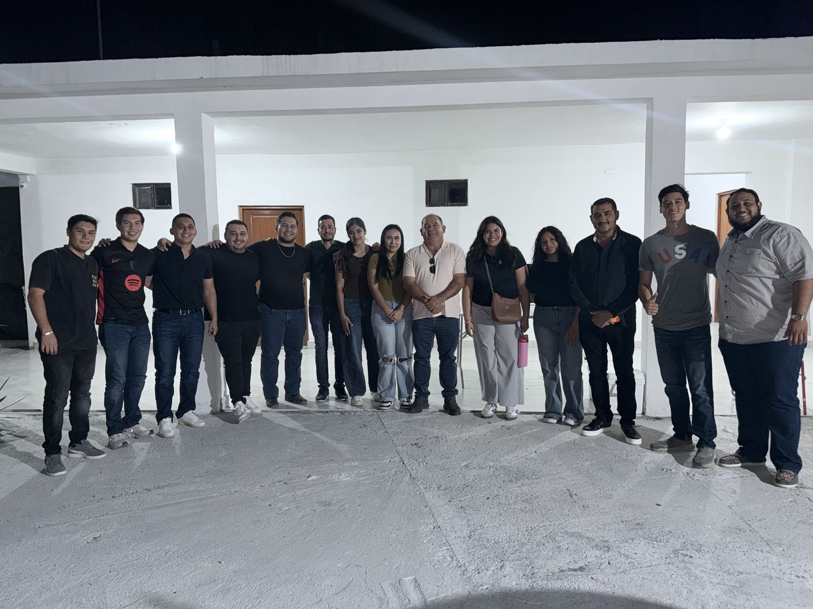 Fotografía grupal de los participantes en la reunión con jóvenes.